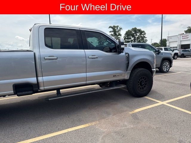 Ford Super Duty F-350 SRW Vehicle Full-screen Gallery Image 17