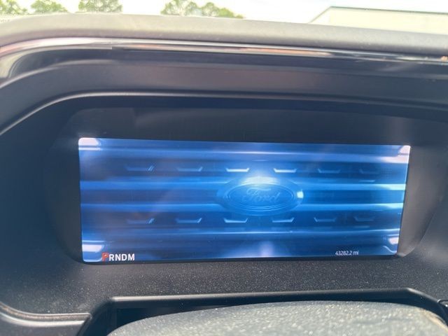 Ford Super Duty F-350 SRW Vehicle Full-screen Gallery Image 21