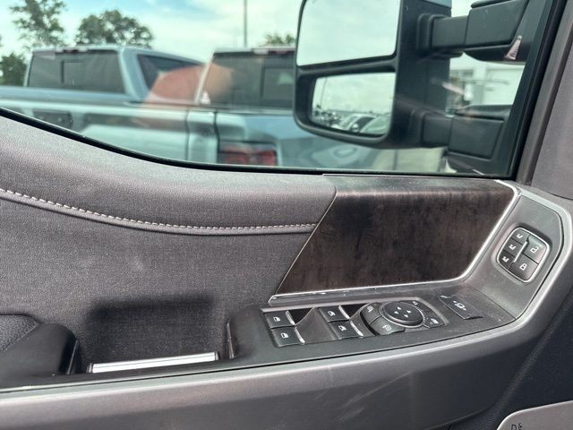 Ford Super Duty F-350 SRW Vehicle Full-screen Gallery Image 22