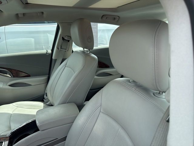 Buick LaCrosse Vehicle Full-screen Gallery Image 13