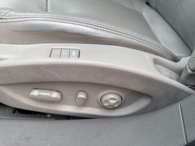 Buick LaCrosse Vehicle Full-screen Gallery Image 14