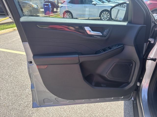 Ford Escape Vehicle Full-screen Gallery Image 26