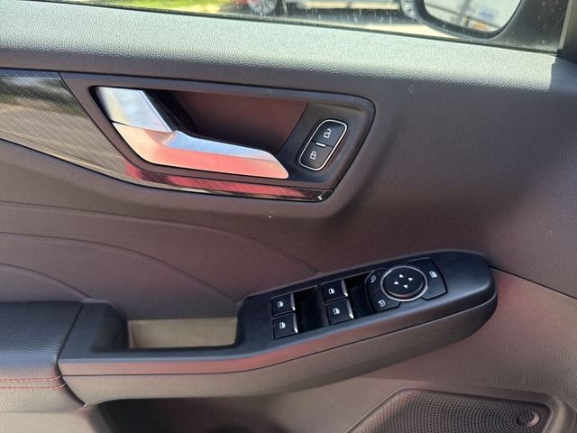 Ford Escape Vehicle Full-screen Gallery Image 27