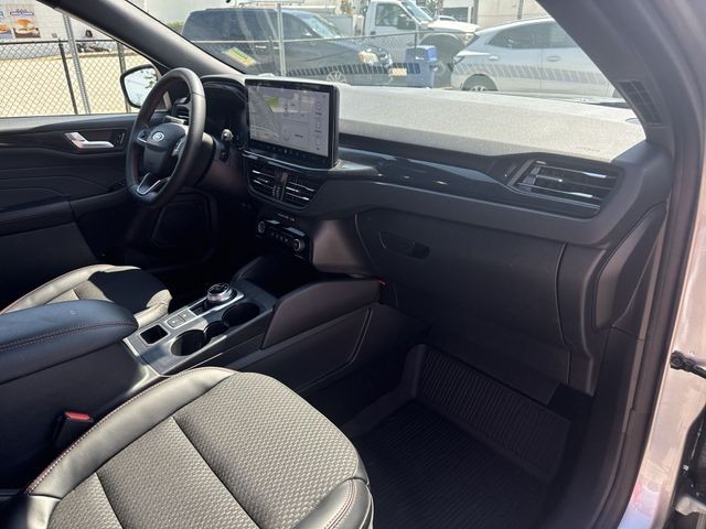 Ford Escape Vehicle Full-screen Gallery Image 32