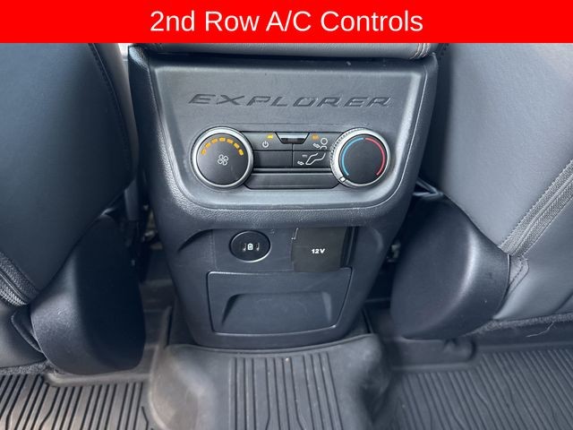 Ford Explorer Vehicle Full-screen Gallery Image 26