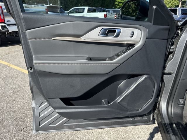 Ford Explorer Vehicle Full-screen Gallery Image 27