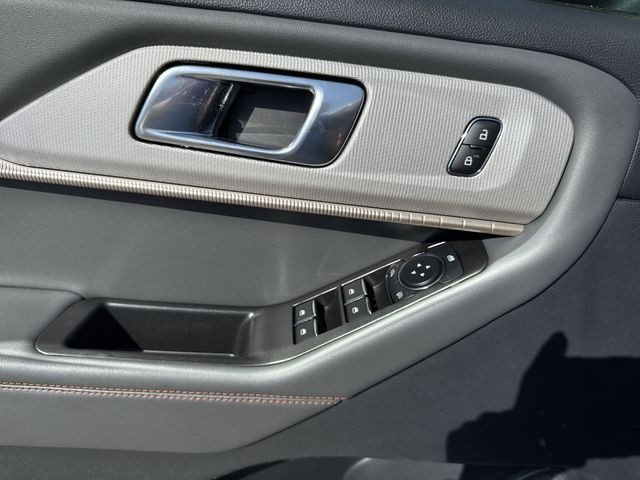Ford Explorer Vehicle Full-screen Gallery Image 28