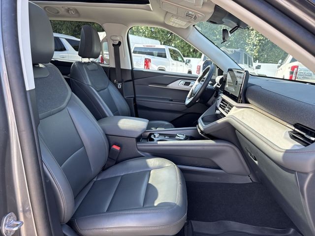 Ford Explorer Vehicle Full-screen Gallery Image 32