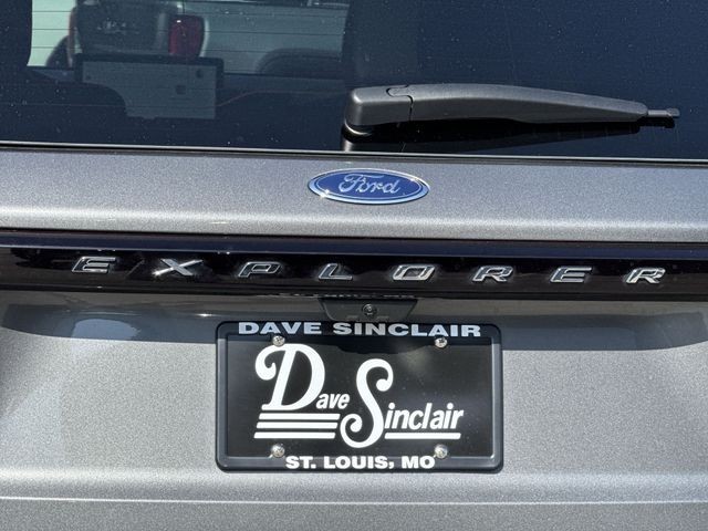 Ford Explorer Vehicle Full-screen Gallery Image 36