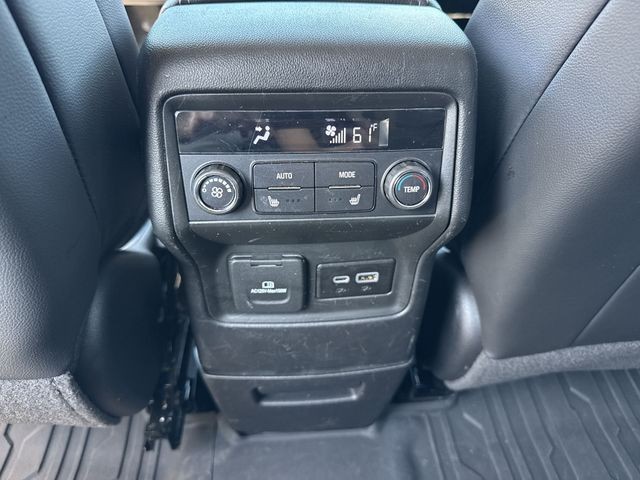GMC Acadia Vehicle Full-screen Gallery Image 25