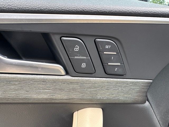 Audi A4 Vehicle Full-screen Gallery Image 12