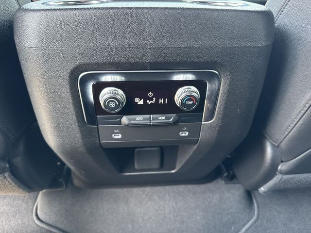 GMC Yukon Vehicle Full-screen Gallery Image 25