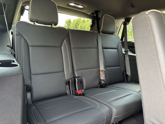 GMC Yukon Vehicle Full-screen Gallery Image 31