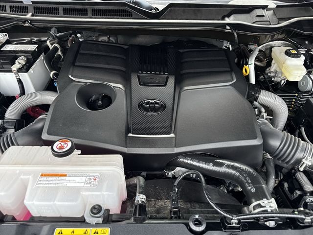 Toyota Tundra 4WD Vehicle Full-screen Gallery Image 32