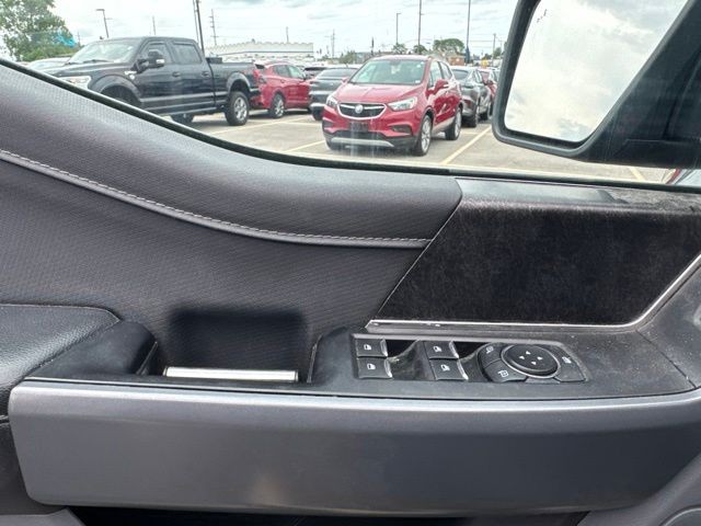 Ford F-150 Vehicle Full-screen Gallery Image 14