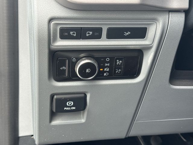 Ford F-150 Vehicle Full-screen Gallery Image 38
