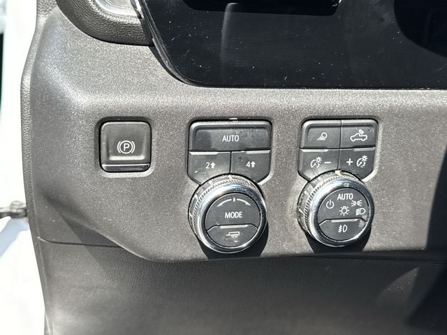 GMC Sierra 1500 Vehicle Full-screen Gallery Image 38