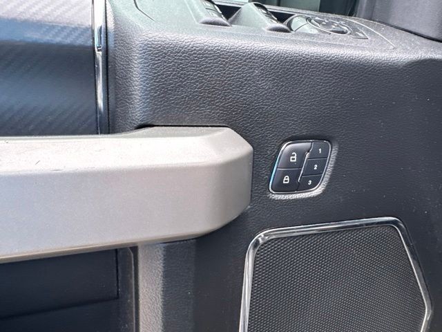 Ford F-150 Vehicle Full-screen Gallery Image 21