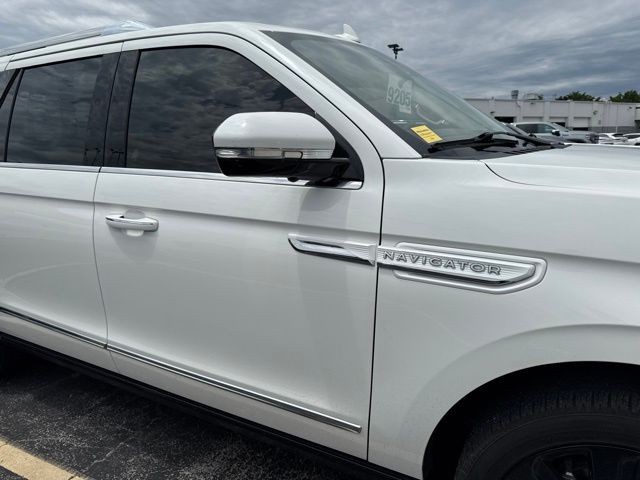 Lincoln Navigator L Vehicle Full-screen Gallery Image 10