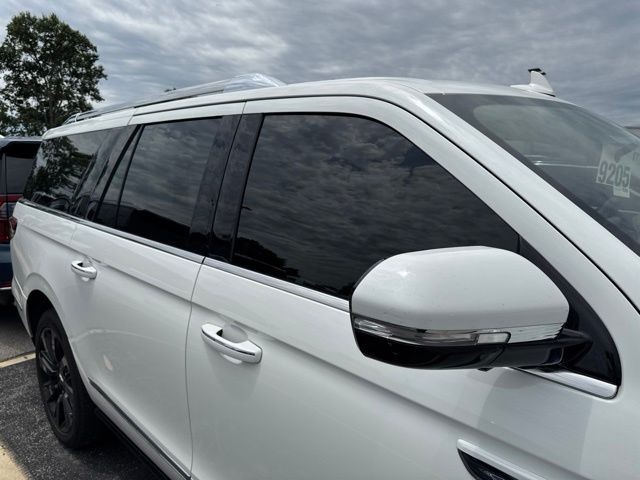Lincoln Navigator L Vehicle Full-screen Gallery Image 11