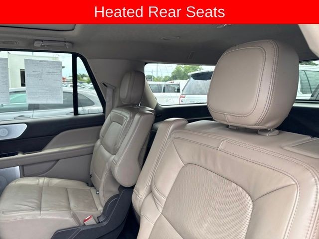 Lincoln Navigator L Vehicle Full-screen Gallery Image 14