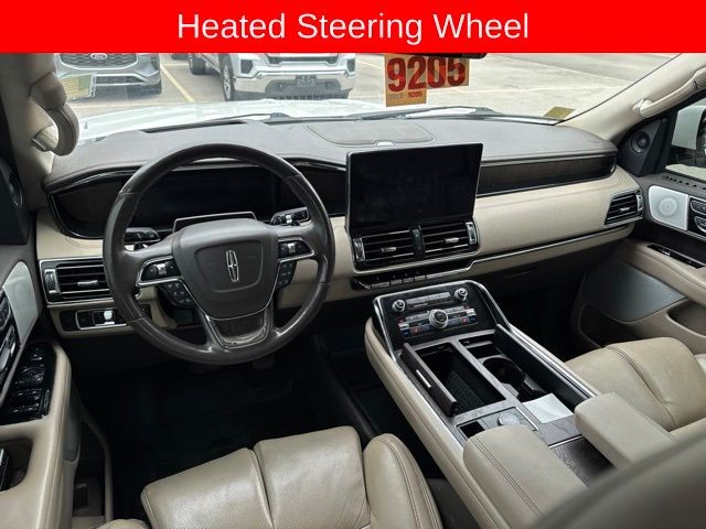 Lincoln Navigator L Vehicle Full-screen Gallery Image 15