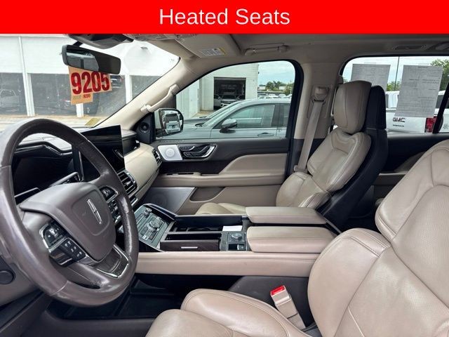 Lincoln Navigator L Vehicle Full-screen Gallery Image 17