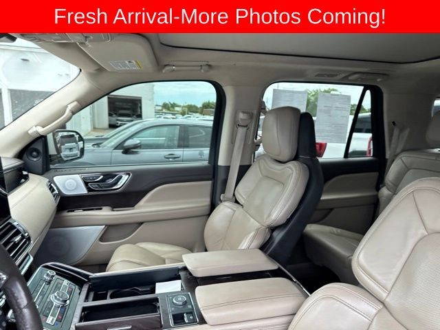 Lincoln Navigator L Vehicle Full-screen Gallery Image 19