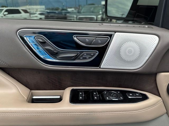 Lincoln Navigator L Vehicle Full-screen Gallery Image 20