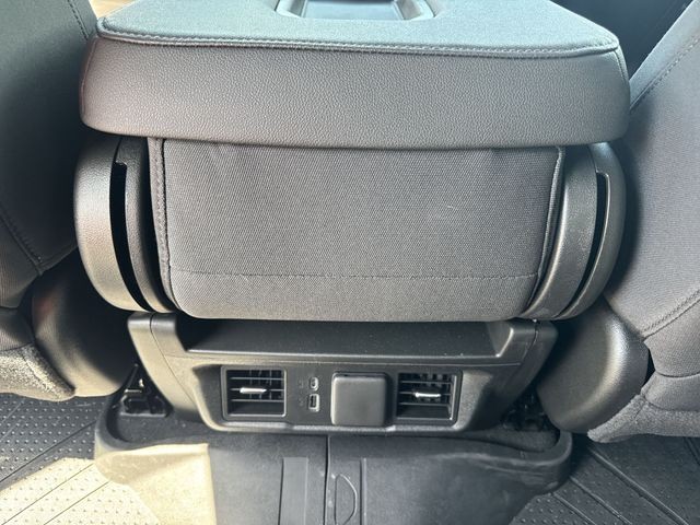 Chevrolet Silverado 1500 Vehicle Full-screen Gallery Image 22