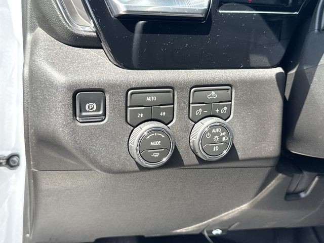 Chevrolet Silverado 1500 Vehicle Full-screen Gallery Image 36