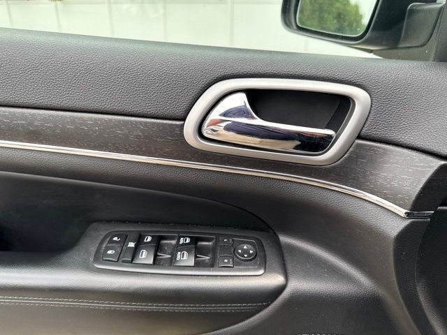 Jeep Grand Cherokee Vehicle Full-screen Gallery Image 22