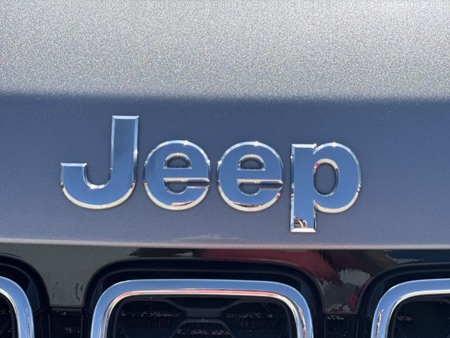 Jeep Grand Cherokee Vehicle Full-screen Gallery Image 35
