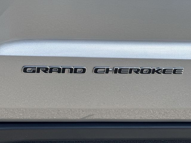 Jeep Grand Cherokee Vehicle Full-screen Gallery Image 36