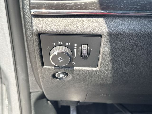 Jeep Grand Cherokee Vehicle Full-screen Gallery Image 39