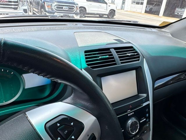 Ford Explorer Vehicle Full-screen Gallery Image 17