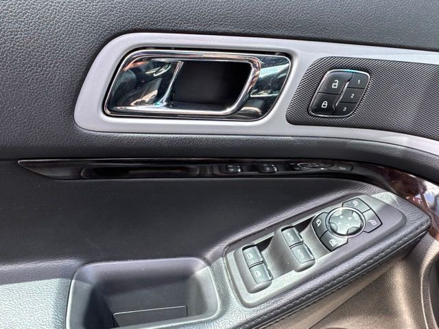Ford Explorer Vehicle Full-screen Gallery Image 18