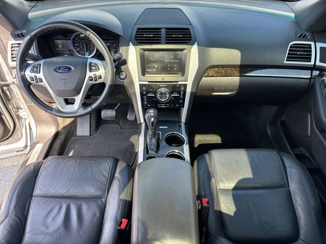Ford Explorer Vehicle Full-screen Gallery Image 24