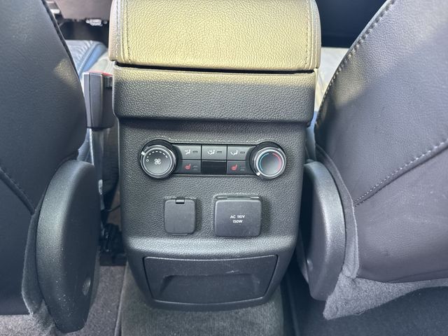 Ford Explorer Vehicle Full-screen Gallery Image 25