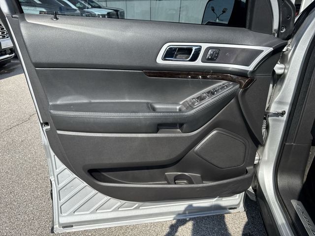 Ford Explorer Vehicle Full-screen Gallery Image 26