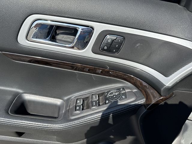 Ford Explorer Vehicle Full-screen Gallery Image 27