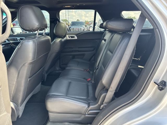 Ford Explorer Vehicle Full-screen Gallery Image 28
