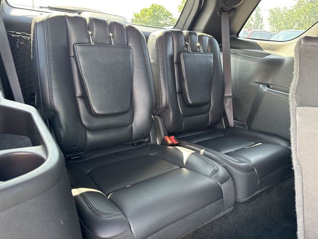Ford Explorer Vehicle Full-screen Gallery Image 30