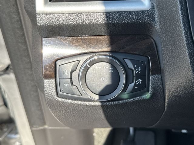 Ford Explorer Vehicle Full-screen Gallery Image 38
