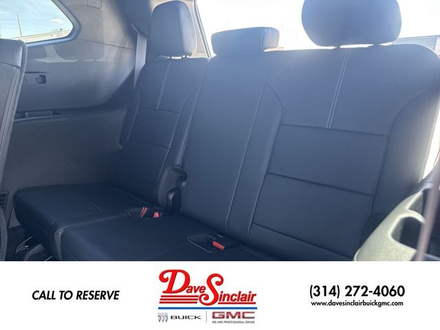 GMC Acadia Vehicle Full-screen Gallery Image 24