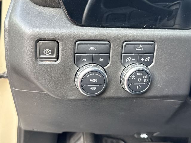 GMC Sierra 1500 Vehicle Full-screen Gallery Image 38