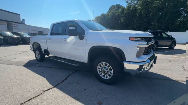 Chevrolet Silverado 2500HD Vehicle Full-screen Gallery Image 02