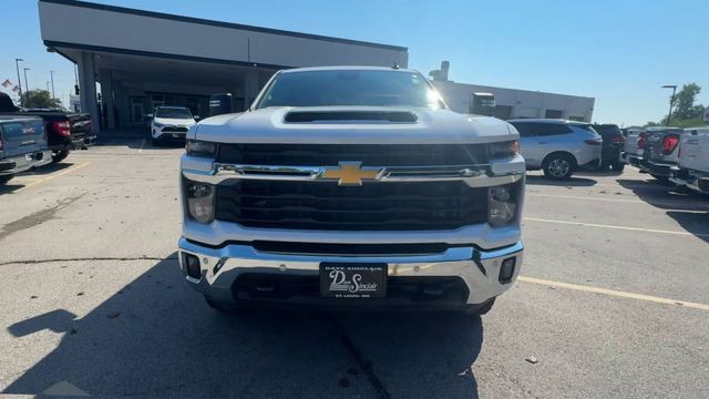 Chevrolet Silverado 2500HD Vehicle Full-screen Gallery Image 03