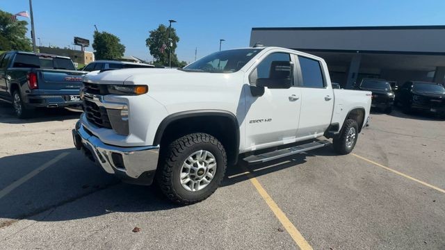Chevrolet Silverado 2500HD Vehicle Full-screen Gallery Image 04