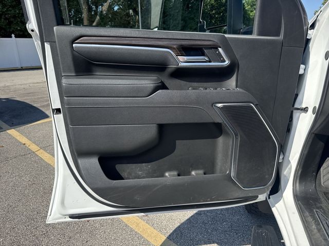 Chevrolet Silverado 2500HD Vehicle Full-screen Gallery Image 22